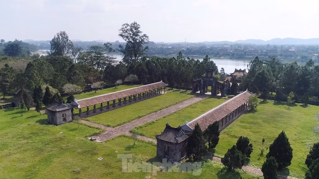 Về sau, khi triều đại nhà Nguyễn xây dựng cơ đồ, Văn Thánh Huế chính thức được cho xây dựng trên đường Văn Thánh cho đến hiện tại. Văn Miếu cũ ở xã Long Hồ vẫn được giữ lại để thờ Khải Thánh Từ - nơi thờ cha mẹ Khổng Tử.