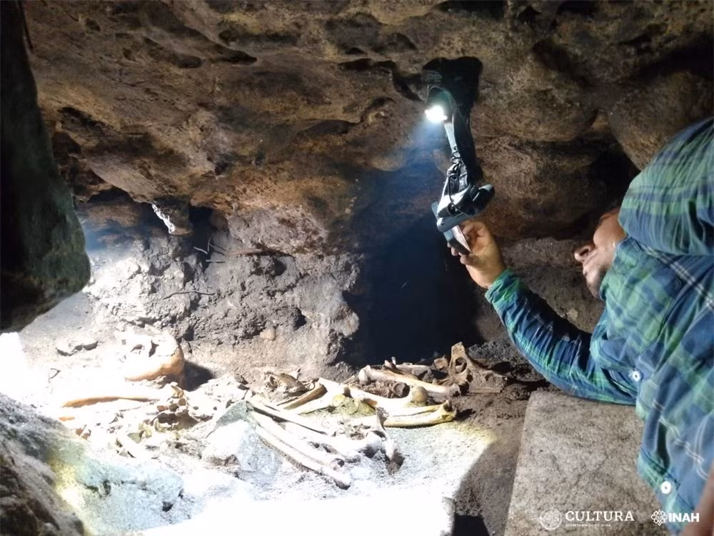 Khai pha hang dong bi phong an, phat hien hai cot ky quai-Hinh-3