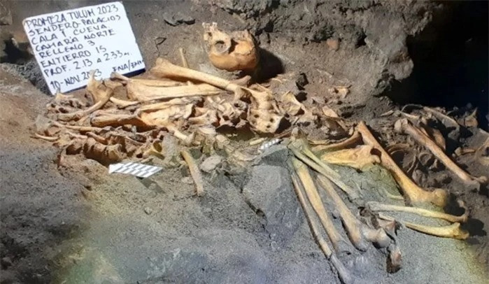 Khai pha hang dong bi phong an, phat hien hai cot ky quai-Hinh-4