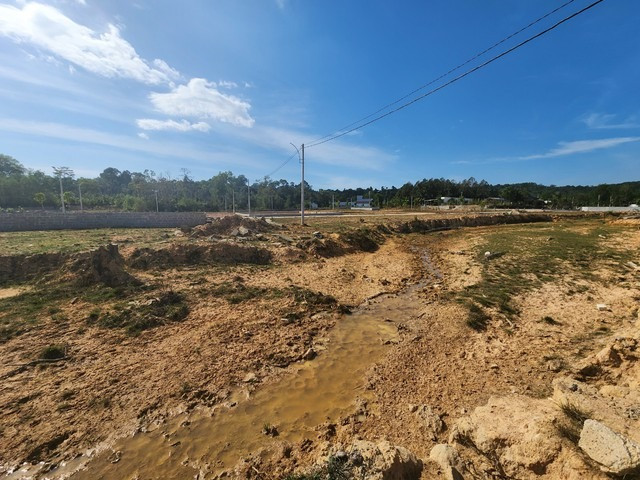 Nhiều người bỏ tiền mua đất nền tại dự án của Công ty LHĐ đang lo lắng cho số phận các bất động sản này