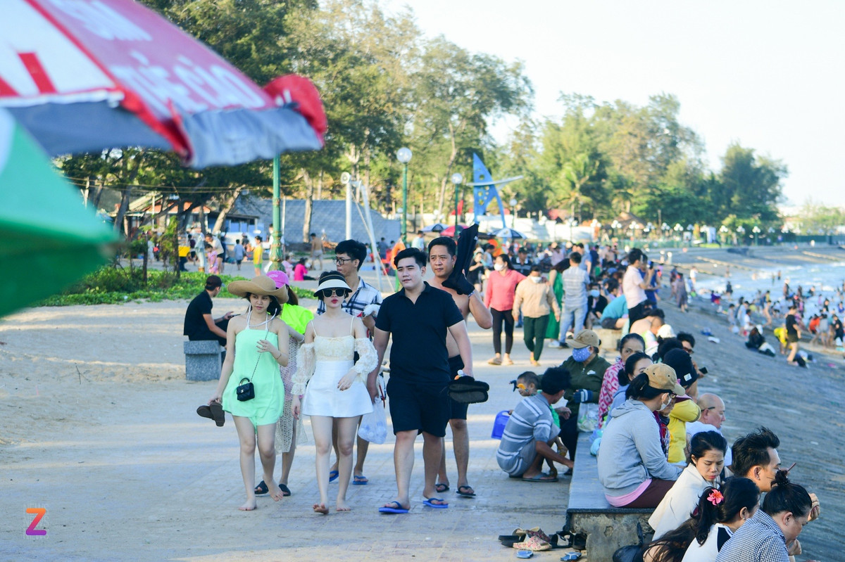 Trong 5 ngày nghỉ lễ, thời tiết nắng nóng bao trùm cả nước. Để bảo vệ sức khoẻ, nhiều người dân và du khách chọn đi chơi vào sáng sớm và chiều muộn. Đến hơn 16h, bãi biển Triều Dương (TP Phan Thiết) mới tập trung đông đúc du khách tìm đến tắm biển.