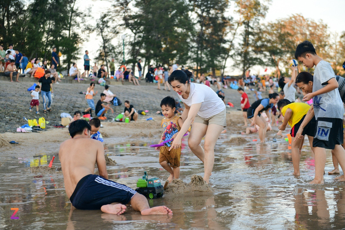 Tranh thủ thời gian nghỉ hiếm hoi, nhiều gia đình cũng đưa con nhỏ đi tắm biển giải nhiệt. Chị Thơm (áo trắng) cho biết vì công việc khá bận nên cả gia đình ít cùng nhau đi chơi, hôm nay tranh thủ cả 2 vợ chồng đều được nghỉ nên cho bé đi tắm biển.
