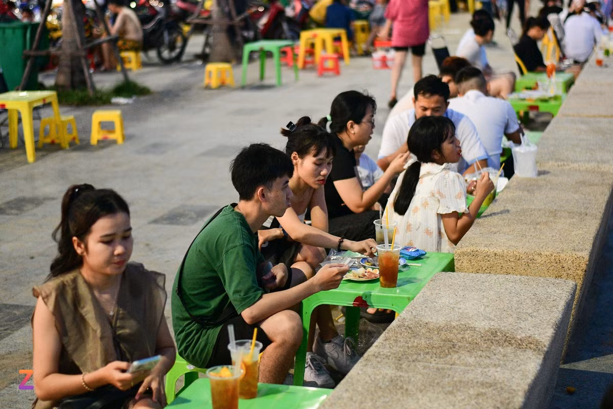 Dọc bờ kè biển Thương Chánh bày bán khá nhiều đồ ăn vặt, là điểm vui chơi của nhiều bạn trẻ. Kim Cúc (thứ 3 từ trái qua, sống tại TP.HCM) chia sẻ: "Chúng tôi dự định dành 3 ngày vui chơi ở đây. Trời khá nắng nên cả 2 dành nhiều thời gian ở nhà, chỉ tranh thủ ra đường để ngắm bình minh và hoàng hôn vào sáng sớm và chiều muộn".