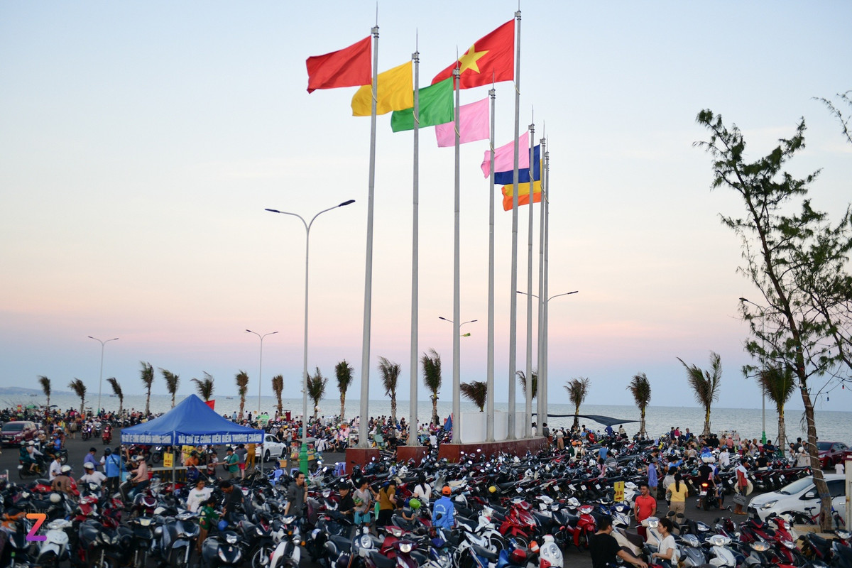 Càng về cuối chiều, bãi biển càng trở nên đông đúc, nước rút xa bờ, sóng nhẹ, thuận lợi cho hoạt động vui chơi của người dân và du khách. Bãi xe tấp nập xe máy, xe hơi từ các tỉnh thành lân cận đổ về.