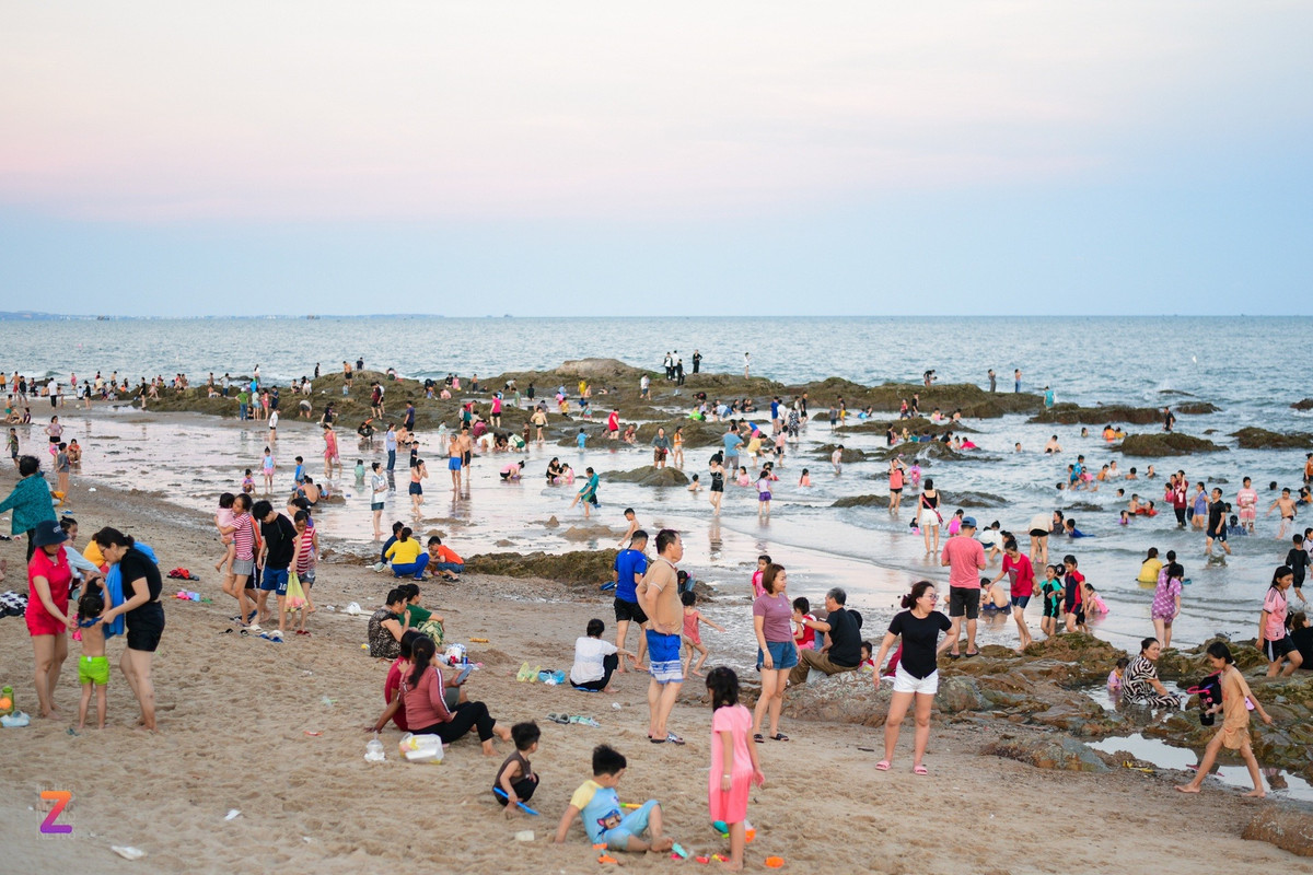 Đến hơn 18h, bãi biển Thương Chánh (TP Phan Thiết) vẫn còn tập trung nhiều người tắm biển. Khu vực bờ kè tại địa điểm này vừa được cải tạo nên khá rộng rãi, thông thoáng. Tuy nhiên, nơi đây có khá nhiều đá ngầm khá nguy hiểm cho du khách khi tắm.