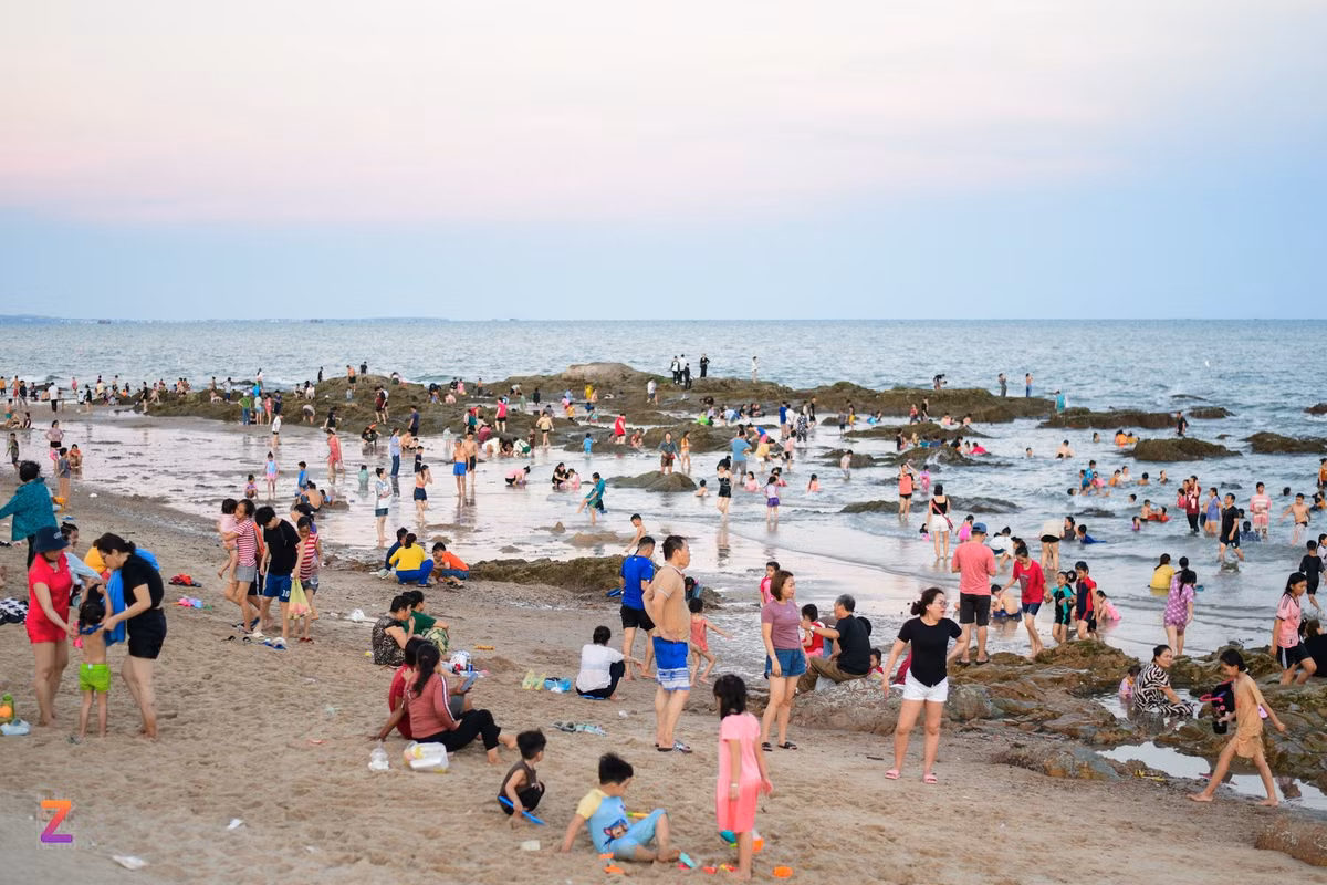 Đến hơn 18h, bãi biển Thương Chánh (TP Phan Thiết) vẫn còn tập trung nhiều người tắm biển. Khu vực bờ kè tại địa điểm này vừa được cải tạo nên khá rộng rãi, thông thoáng. Tuy nhiên, nơi đây có khá nhiều đá ngầm khá nguy hiểm cho du khách khi tắm.