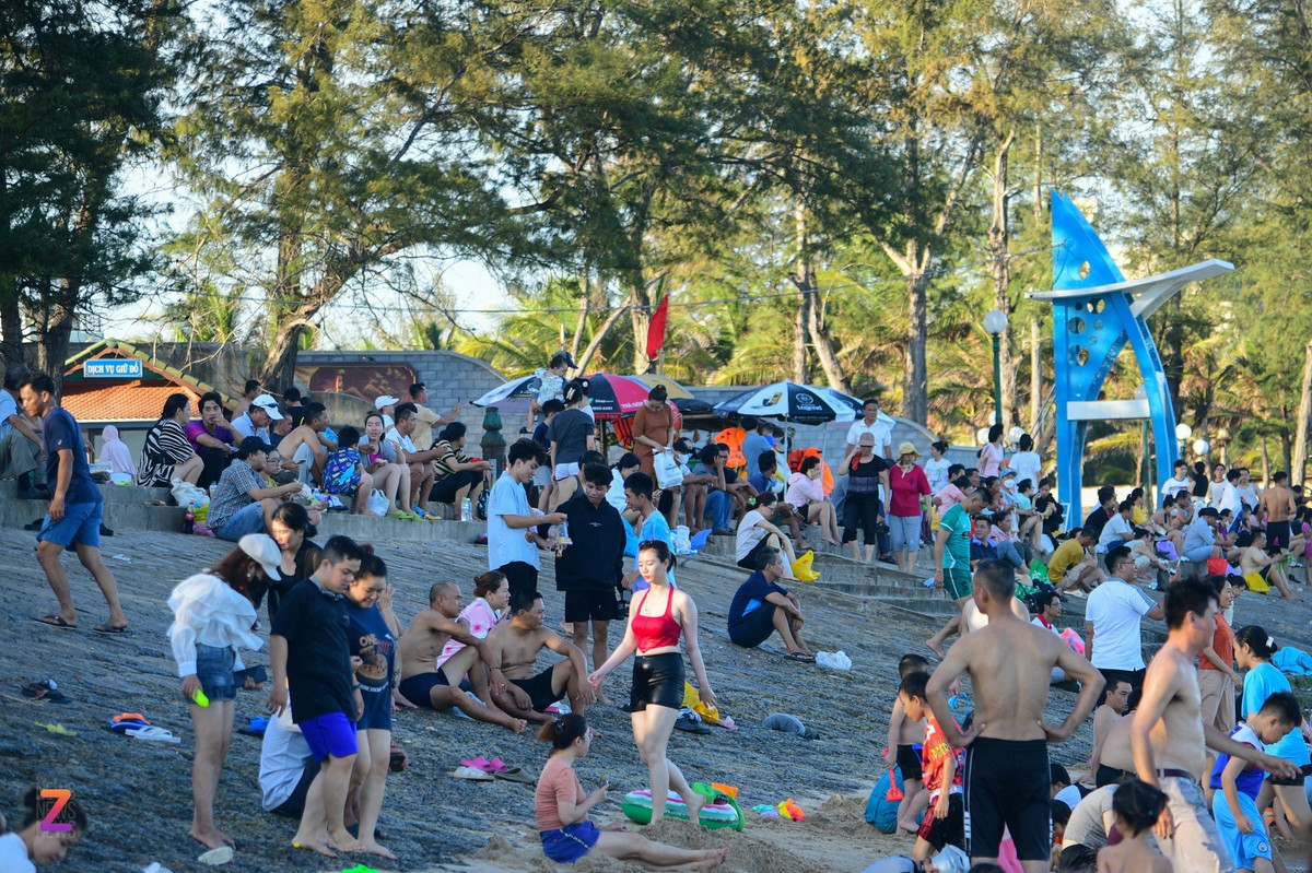 Sở hữu những bãi biển đẹp, nhiều resort, khách sạn nghỉ dưỡng cao cấp, TP Phan Thiết là điểm đến được du khách trong và ngoài nước yêu thích. Tuyến cao tốc Phan Thiết - Dầu Giây giúp rút ngắn thời gian di chuyển khiến nơi đây ngày càng trở nên sôi động.