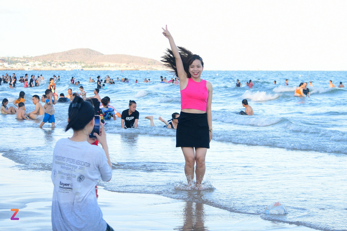 Cùng bạn đến Phan Thiết vui chơi trong 2 ngày, Phương Nhung (ngụ quận 8, TP.HCM) cho biết: "Thời tiết ngày đầu kỳ nghỉ khá tốt, trời nắng đẹp, gió mát. Buổi sáng và trưa nắng rất gay gắt, nhiệt độ cao nên chúng tôi chỉ ở nhà, đến hơn 17h mới tranh thủ ra biển chụp ảnh, ngắm hoàng hôn".