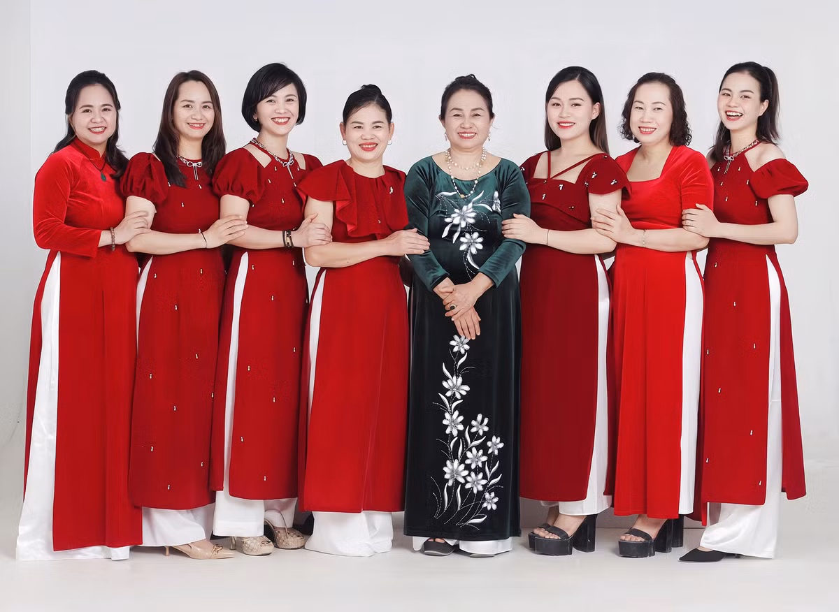 Không cùng một mẹ, 6 em gái 'hộ tống' anh trai đi hỏi vợ - Hình 3 Khong cung mot me, 6 em gai 'ho tong' anh trai di hoi vo-Hinh-3