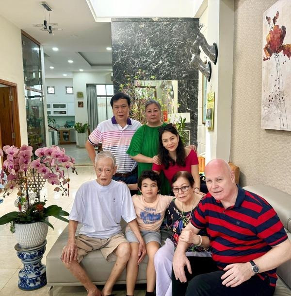 My nhan Thu Minh vien man cung chong nhu the nao o Singapore?-Hinh-8