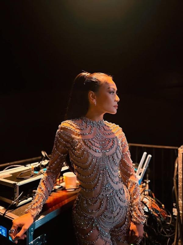 My nhan Thu Minh vien man cung chong nhu the nao o Singapore?-Hinh-2