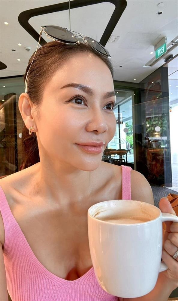 My nhan Thu Minh vien man cung chong nhu the nao o Singapore?-Hinh-4