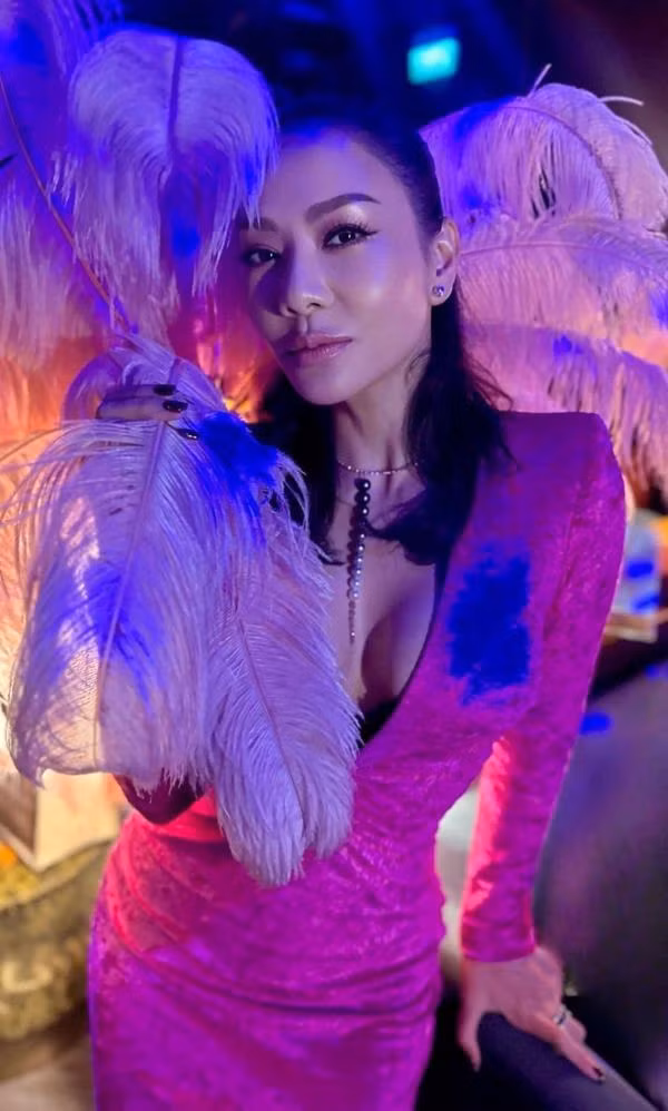 My nhan Thu Minh vien man cung chong nhu the nao o Singapore?