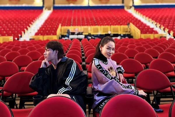 My nhan Thu Minh vien man cung chong nhu the nao o Singapore?-Hinh-5