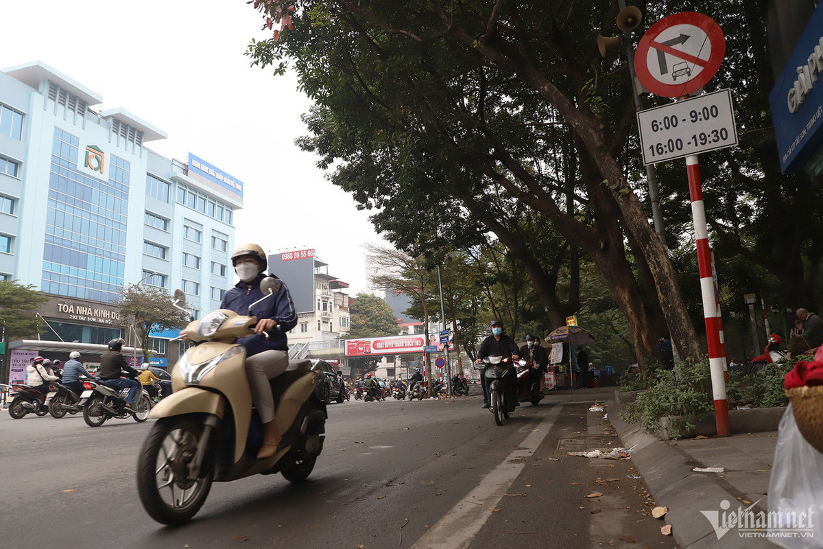 Giờ cao điểm ở Hà Nội, xe máy vô tư đi ngược chiều Gio cao diem o Ha Noi, xe may vo tu di nguoc chieu