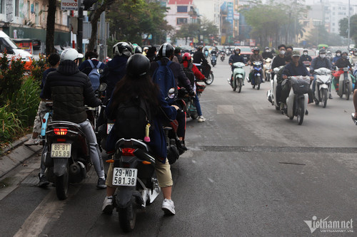 Giờ cao điểm ở Hà Nội, xe máy vô tư đi ngược chiều - Hình 6 Gio cao diem o Ha Noi, xe may vo tu di nguoc chieu-Hinh-6