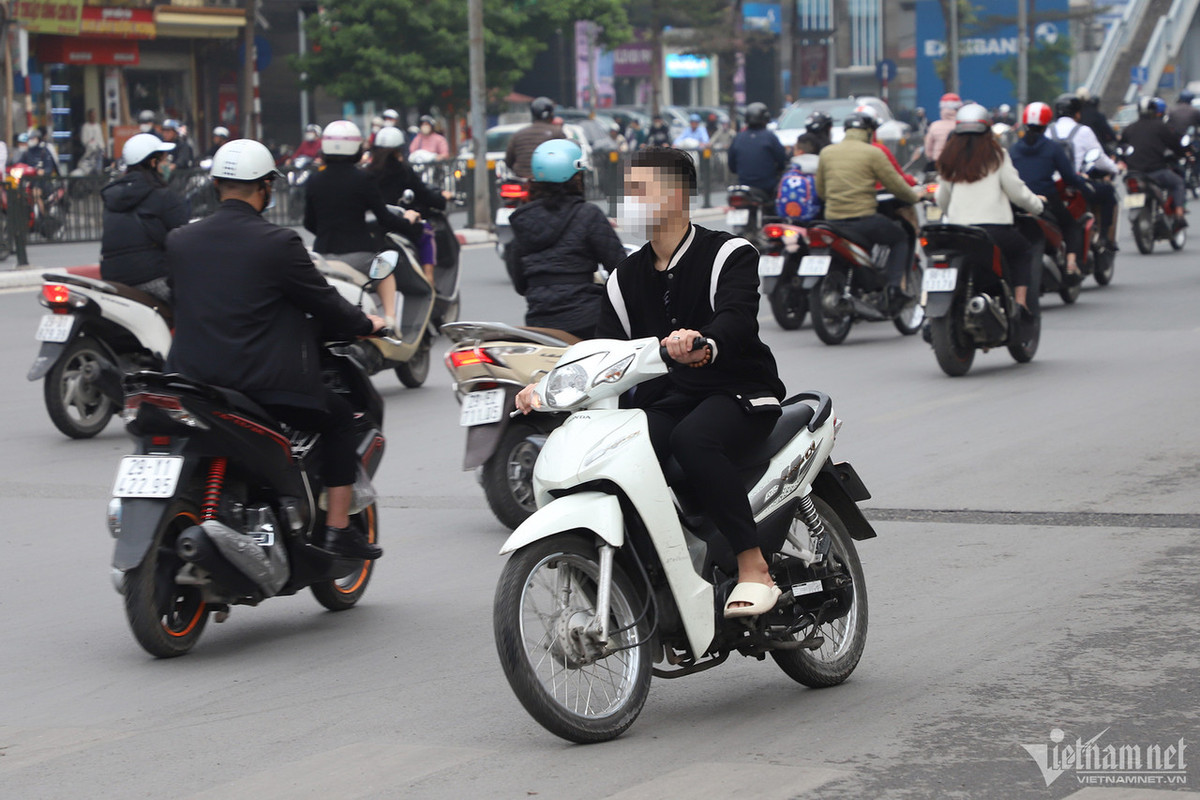 Giờ cao điểm ở Hà Nội, xe máy vô tư đi ngược chiều - Hình 10 Gio cao diem o Ha Noi, xe may vo tu di nguoc chieu-Hinh-10