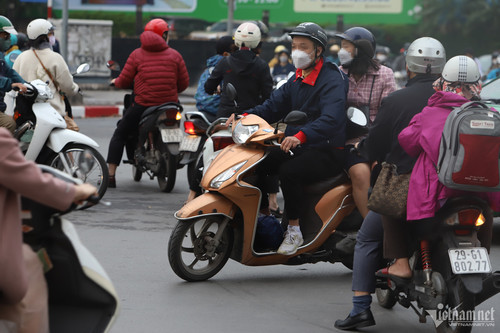 Giờ cao điểm ở Hà Nội, xe máy vô tư đi ngược chiều - Hình 8 Gio cao diem o Ha Noi, xe may vo tu di nguoc chieu-Hinh-8