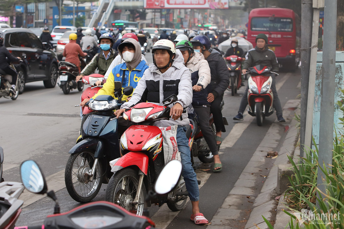 Giờ cao điểm ở Hà Nội, xe máy vô tư đi ngược chiều - Hình 7 Gio cao diem o Ha Noi, xe may vo tu di nguoc chieu-Hinh-7