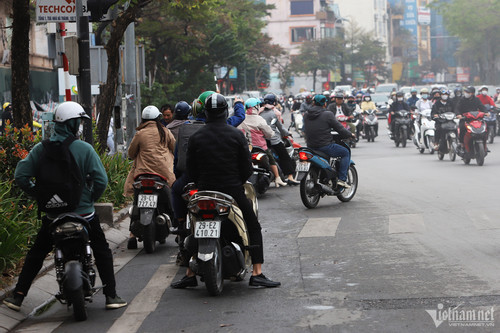 Giờ cao điểm ở Hà Nội, xe máy vô tư đi ngược chiều - Hình 5 Gio cao diem o Ha Noi, xe may vo tu di nguoc chieu-Hinh-5