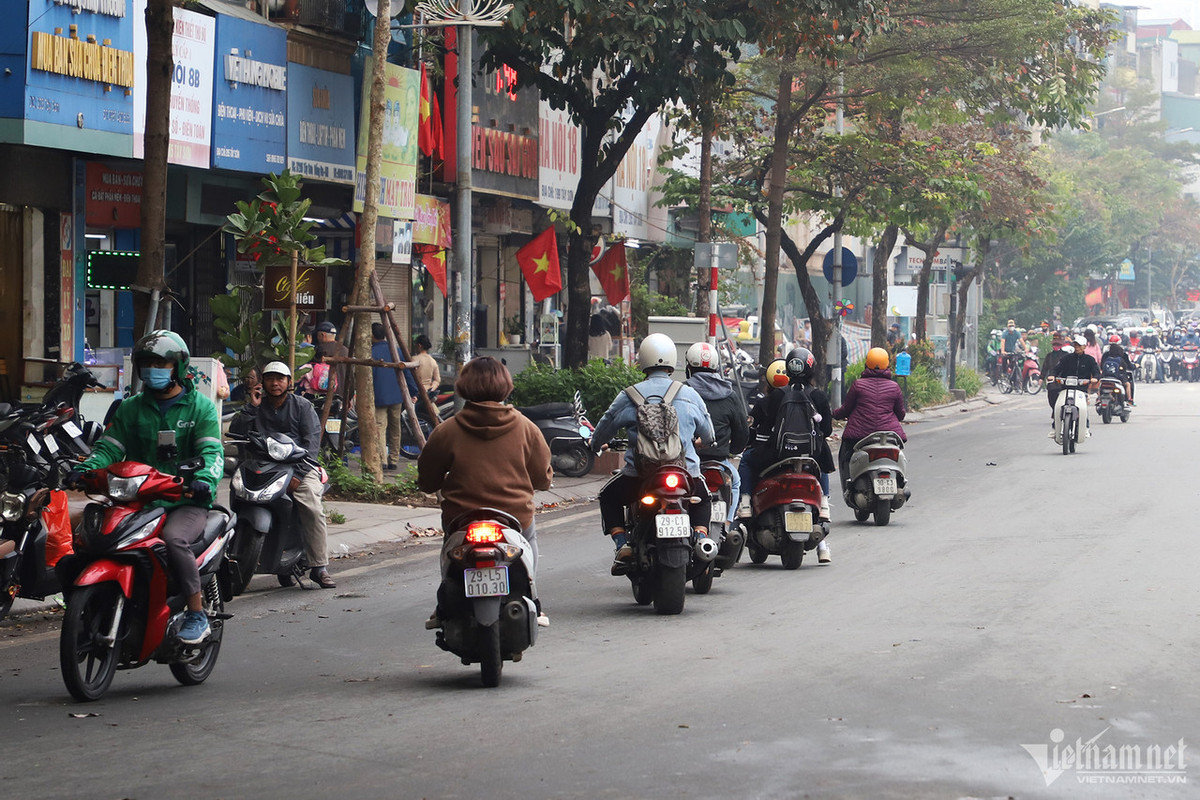 Giờ cao điểm ở Hà Nội, xe máy vô tư đi ngược chiều - Hình 2 Gio cao diem o Ha Noi, xe may vo tu di nguoc chieu-Hinh-2