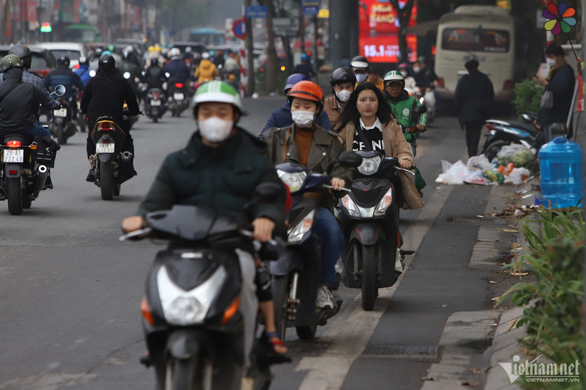 Giờ cao điểm ở Hà Nội, xe máy vô tư đi ngược chiều - Hình 4 Gio cao diem o Ha Noi, xe may vo tu di nguoc chieu-Hinh-4