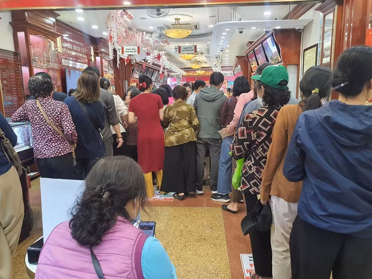 Lo dien nguoi ban 100 luong vang mieng chot loi