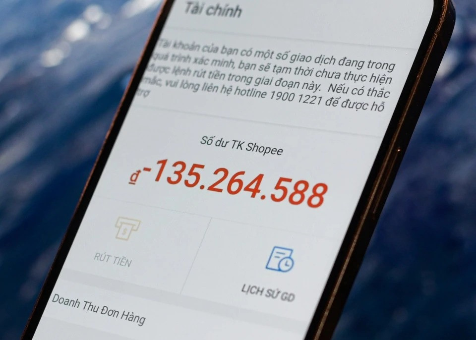 Chu shop cang bang ron truoc van phong Shopee doi tien-Hinh-2