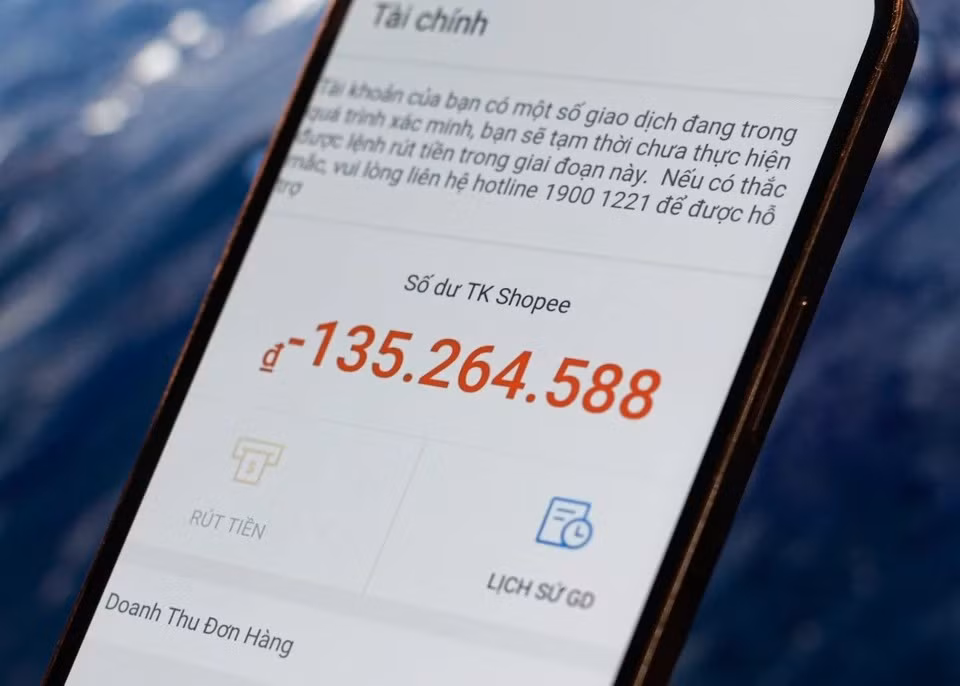 Chu shop cang bang ron truoc van phong Shopee doi tien-Hinh-2