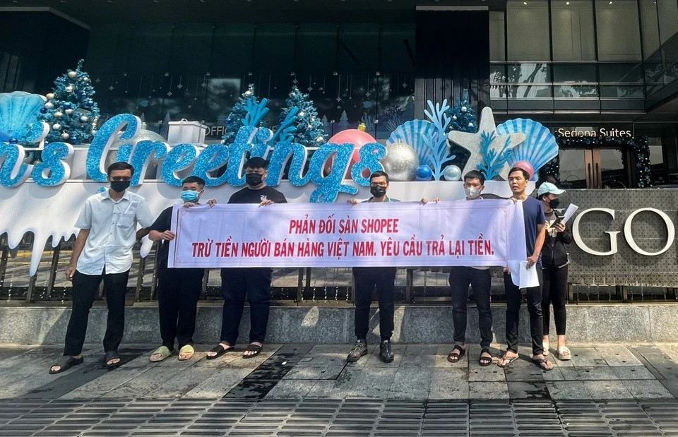 Chu shop cang bang ron truoc van phong Shopee doi tien