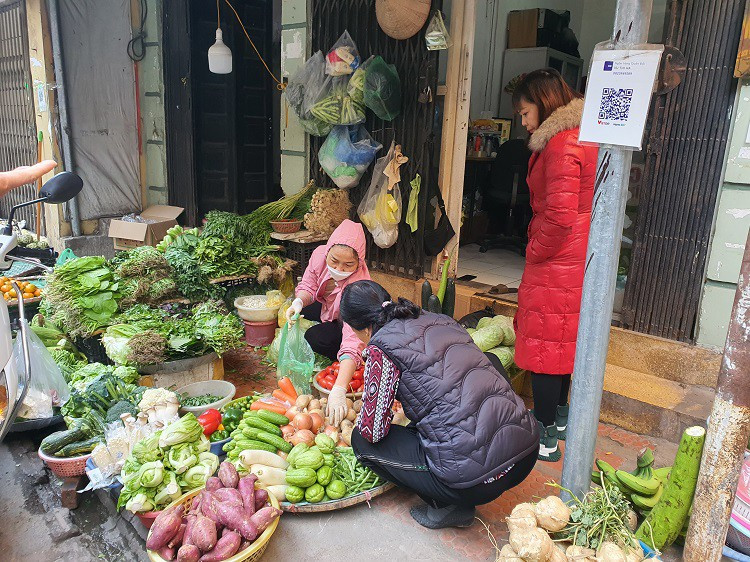 Đi chợ mua mớ rau, con cá, uống cốc trà đá cũng quét mã QR Di cho mua mo rau, con ca, uong coc tra da cung quet ma QR