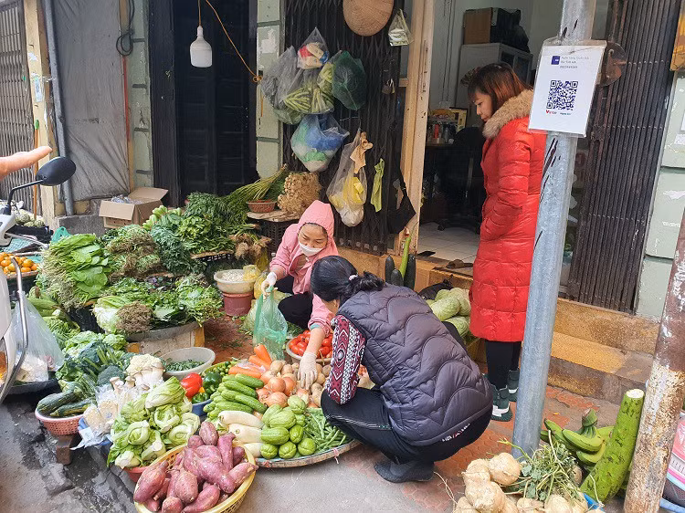 Di cho mua mo rau, con ca, uong coc tra da cung quet ma QR