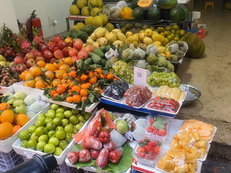 Di cho mua mo rau, con ca, uong coc tra da cung quet ma QR-Hinh-3