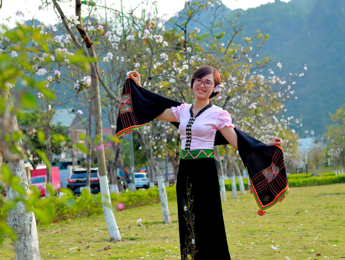 Ruc ro mua hoa ban no tai TP Lai Chau-Hinh-4