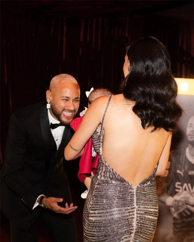 Neymar to chuc sinh nhat som, dang anh cung ban gai cu-Hinh-2