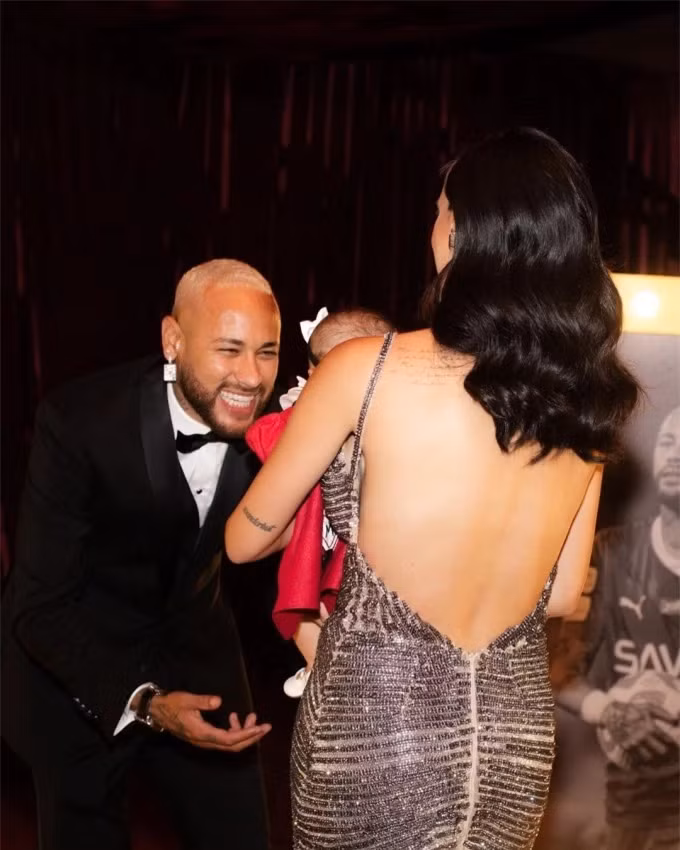 Neymar to chuc sinh nhat som, dang anh cung ban gai cu-Hinh-2