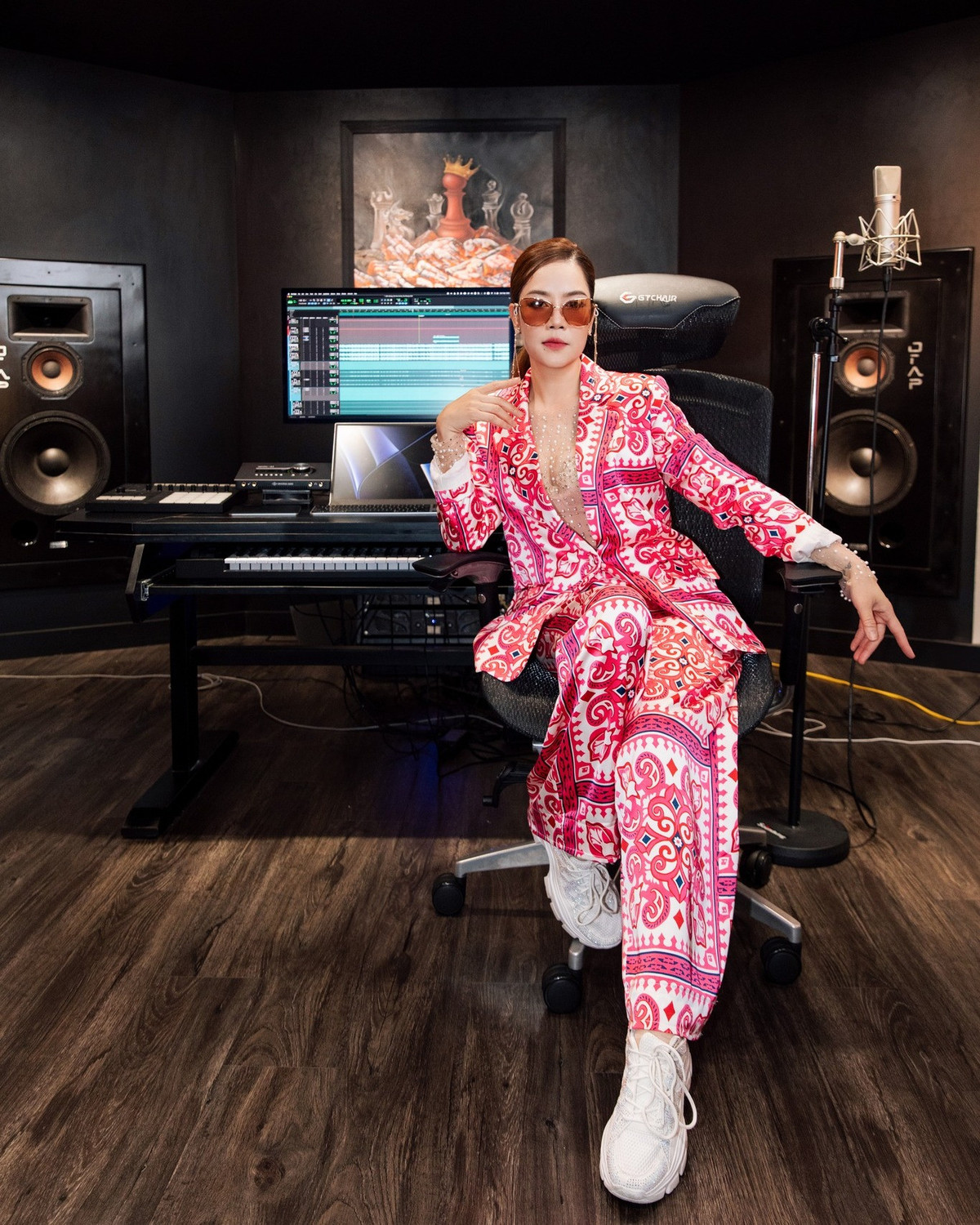 52 tuổi, ca sĩ Thu Phương vẫn thích thời trang độc lạ - Hình 9 52 tuoi, ca si Thu Phuong van thich thoi trang doc la-Hinh-9