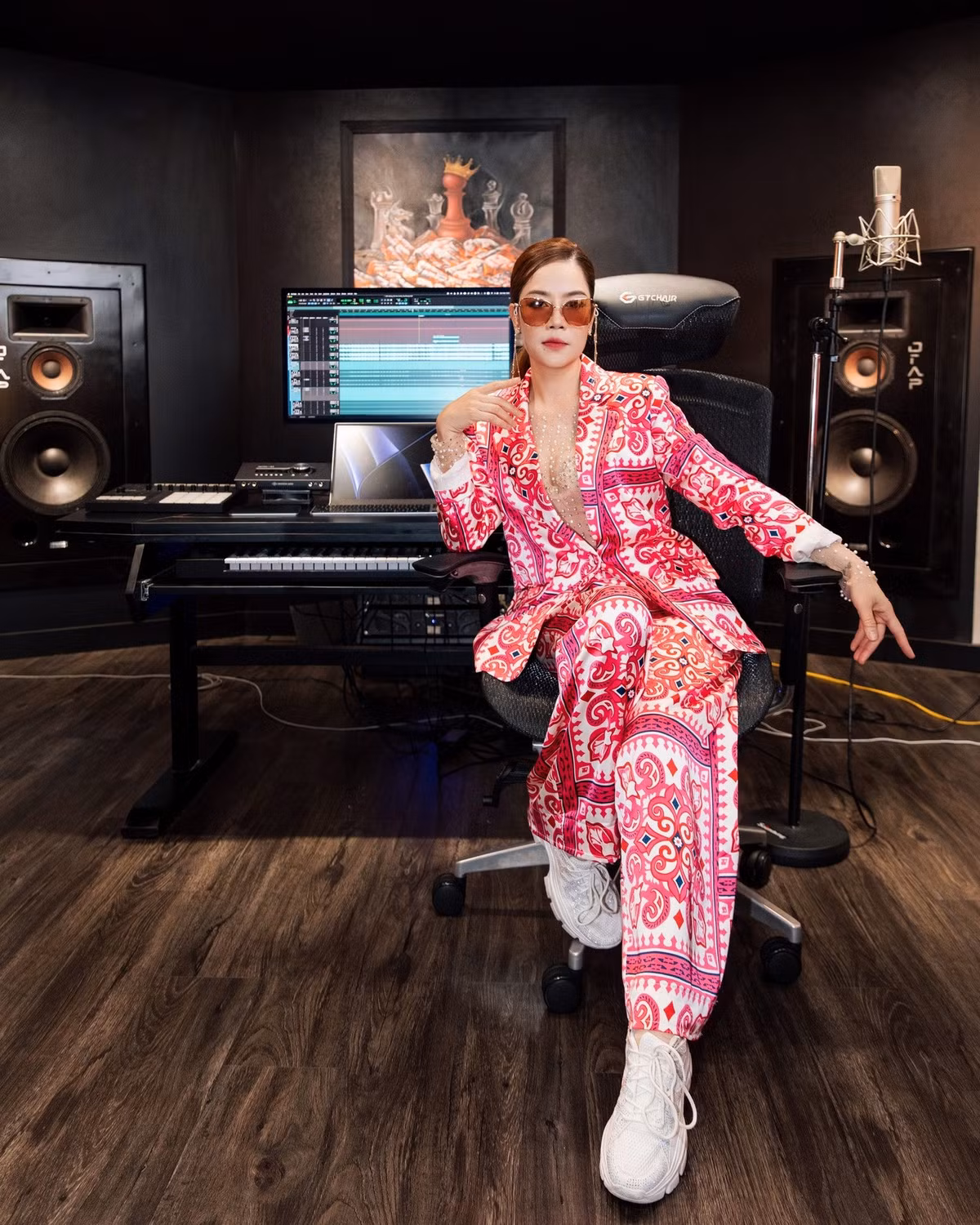 52 tuổi, ca sĩ Thu Phương vẫn thích thời trang độc lạ - Hình 9 52 tuoi, ca si Thu Phuong van thich thoi trang doc la-Hinh-9