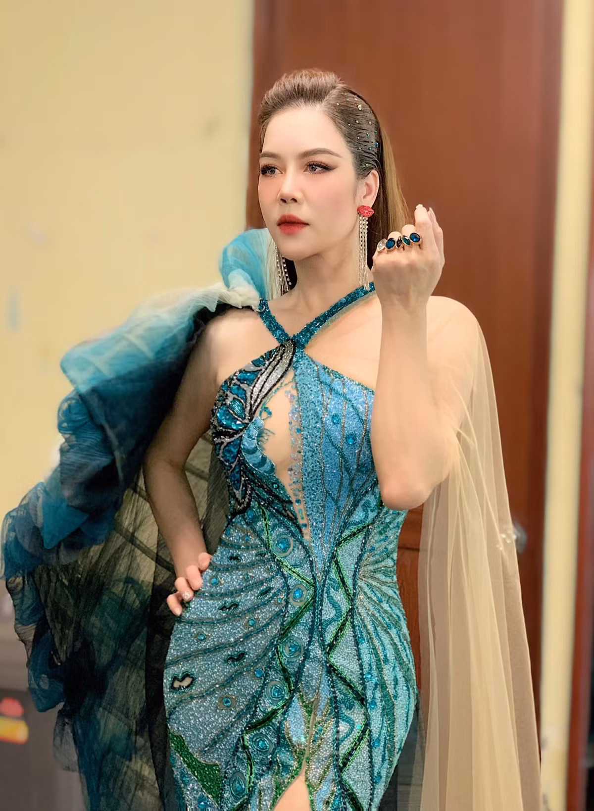 52 tuổi, ca sĩ Thu Phương vẫn thích thời trang độc lạ - Hình 6 52 tuoi, ca si Thu Phuong van thich thoi trang doc la-Hinh-6