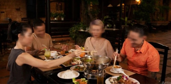 Ngo ngang khi bo me tuyen bo giao het tai san cho hang xom