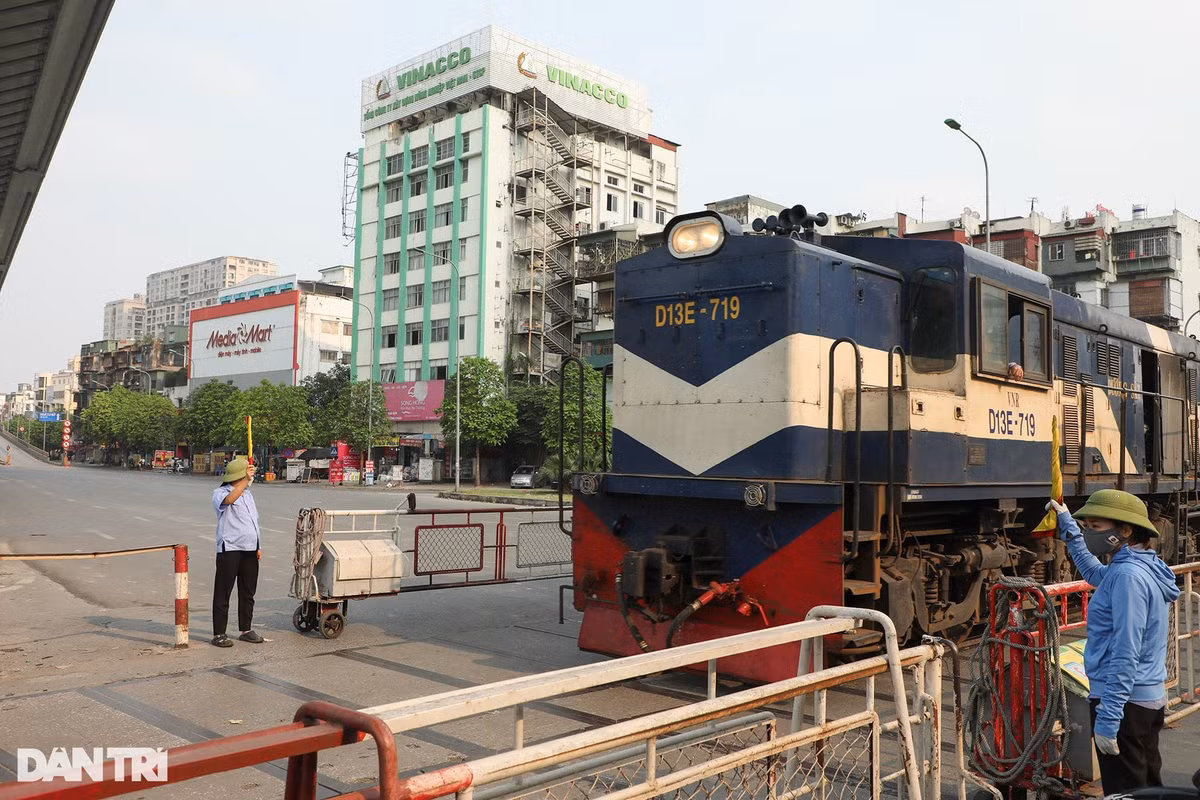 Chuyến tàu Bắc Nam vừa rời ga Hà Nội đến điểm giao Giải Phóng - Trường Chinh lúc 8h. Gần như không có phương tiện dừng chờ ở các điểm cắt ngang đường sắt. 