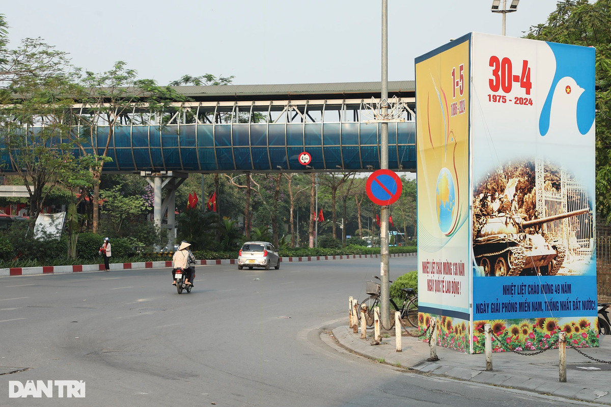 Vào kỳ nghỉ lễ năm nay, các con đường trọng yếu của Hà Nội khá vắng vẻ, đặc biệt trong khung giờ cao điểm. Đến sau 8h, đường phố bắt đầu nhiều phương tiện di chuyển hơn. 