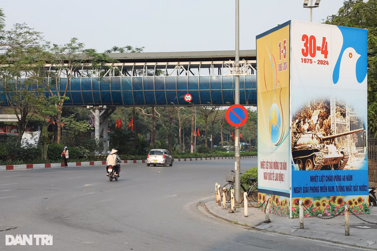 Vào kỳ nghỉ lễ năm nay, các con đường trọng yếu của Hà Nội khá vắng vẻ, đặc biệt trong khung giờ cao điểm. Đến sau 8h, đường phố bắt đầu nhiều phương tiện di chuyển hơn. 