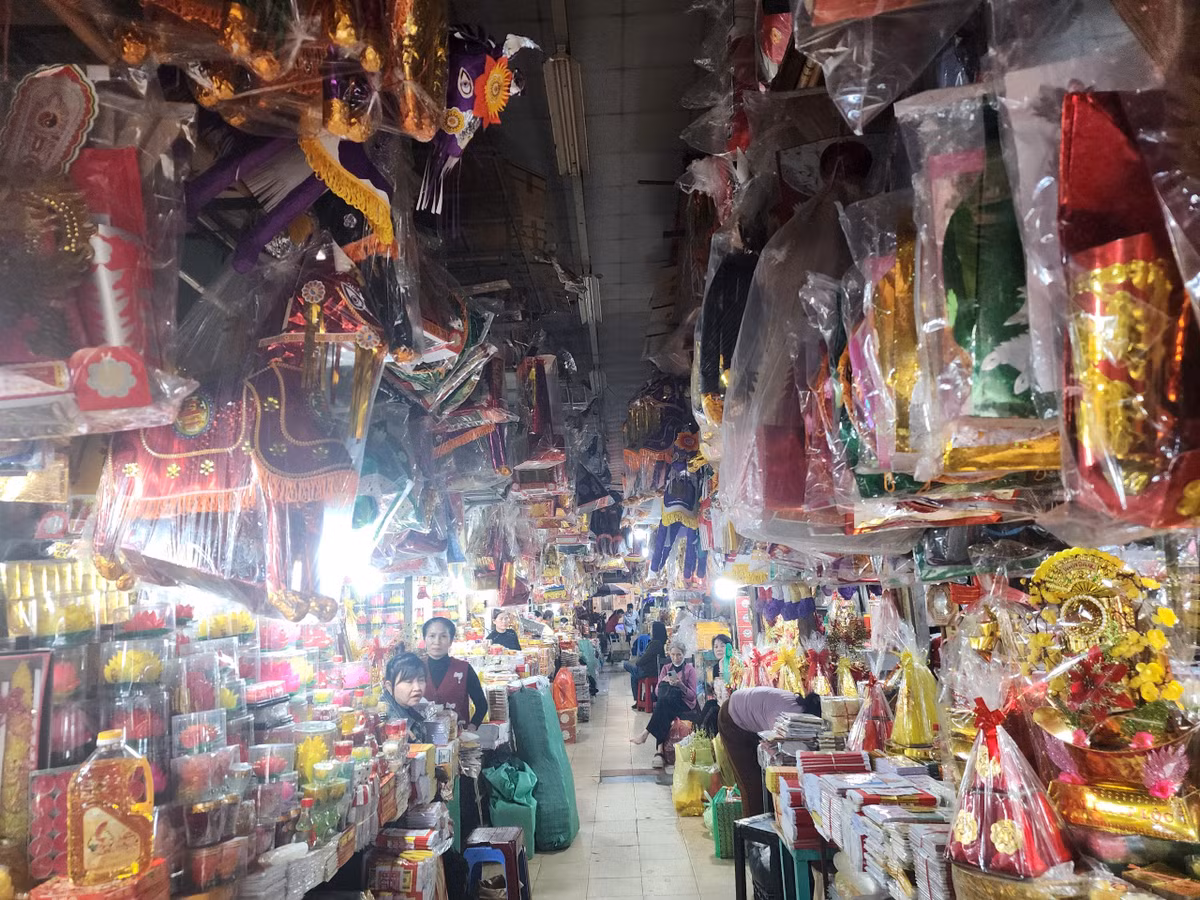 Chợ vàng mã vắng bóng siêu xe, biệt thự dịp cận Tết Cho vang ma vang bong sieu xe, biet thu dip can Tet