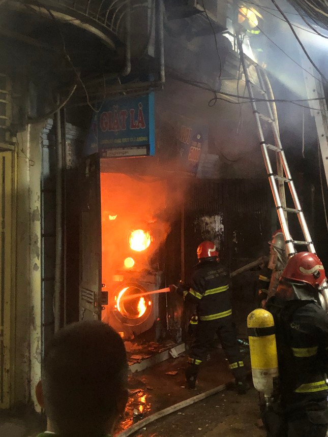 Cắt chuồng cọp cứu 3 người trong nhà cháy lúc sáng sớm ở quận Hai Bà Trưng Cat chuong cop cuu 3 nguoi trong nha chay luc sang som o quan Hai Ba Trung