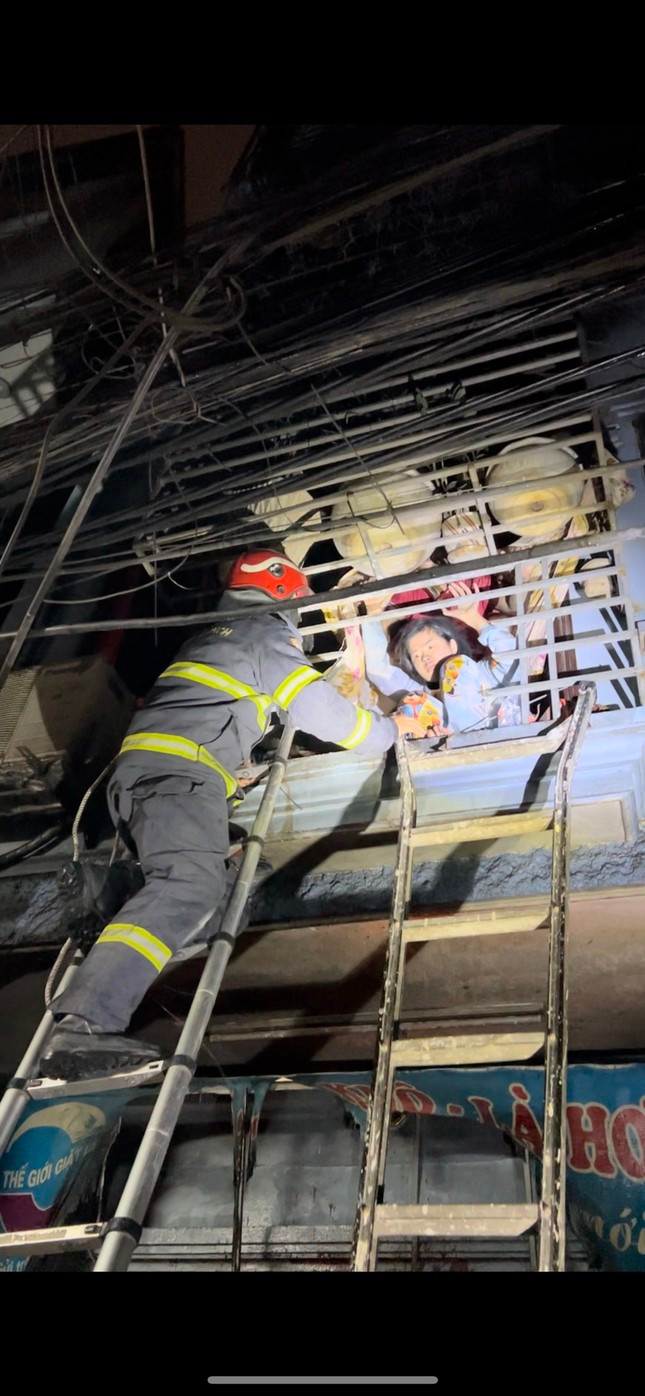 Cắt chuồng cọp cứu 3 người trong nhà cháy lúc sáng sớm ở quận Hai Bà Trưng - Hình 2 Cat chuong cop cuu 3 nguoi trong nha chay luc sang som o quan Hai Ba Trung-Hinh-2