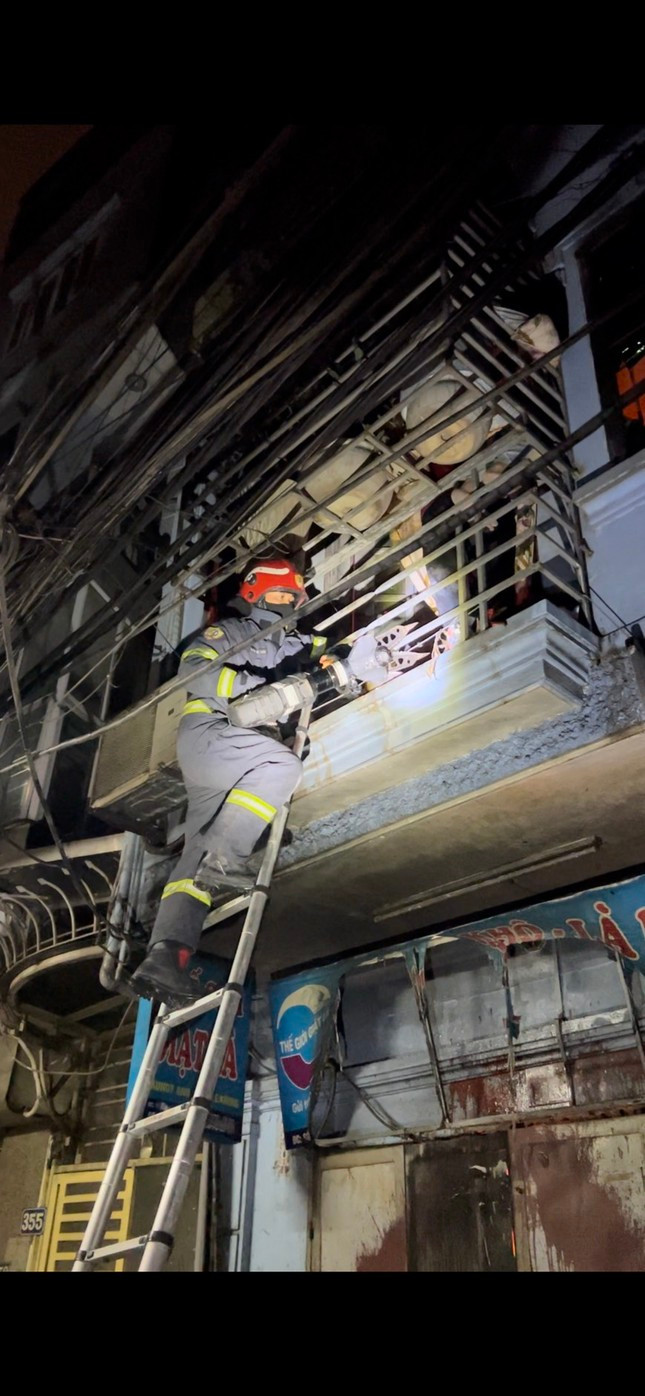 Cắt chuồng cọp cứu 3 người trong nhà cháy lúc sáng sớm ở quận Hai Bà Trưng - Hình 3 Cat chuong cop cuu 3 nguoi trong nha chay luc sang som o quan Hai Ba Trung-Hinh-3