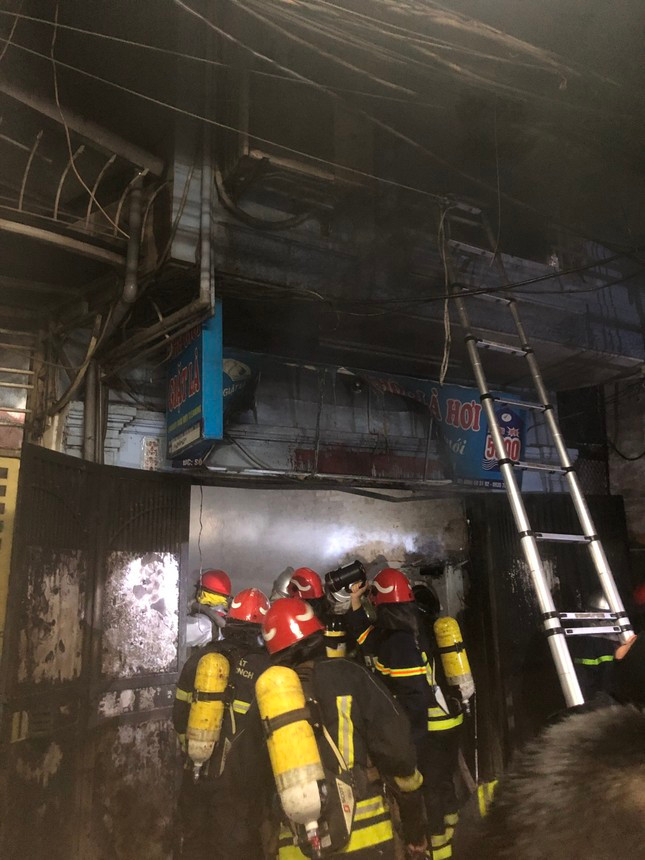 Cắt chuồng cọp cứu 3 người trong nhà cháy lúc sáng sớm ở quận Hai Bà Trưng - Hình 4 Cat chuong cop cuu 3 nguoi trong nha chay luc sang som o quan Hai Ba Trung-Hinh-4