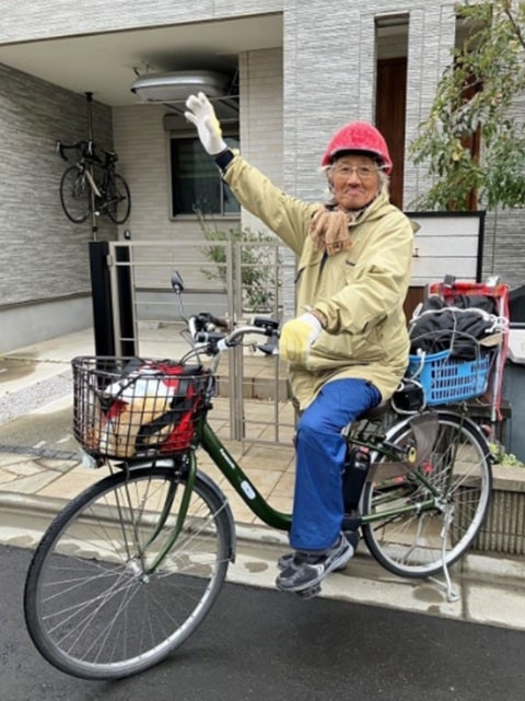 Cu ong 89 tuoi dap xe hang tram cay so tham con