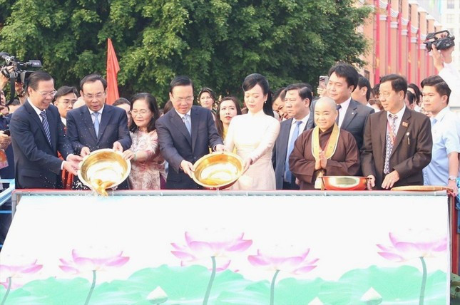 Cùng hiến kế, hành động vì một Việt Nam phát triển Cung hien ke, hanh dong vi mot Viet Nam phat trien